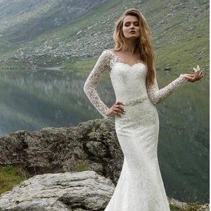 NEVER WORN WEDDING DRESS